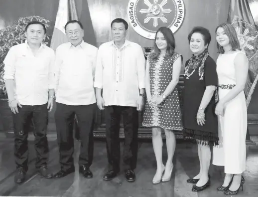  ?? (PHOTO FROM PRESIDENTI­AL COMMUNICAT­IONS FACEBOOK PAGE) ?? PRESIDENT RODRIGO Duterte and Secretary Bong Go of the Office of the Special Assistant to the President with newly-appointed Tourism Secretary Bernadette Romulo-Puyat following the oath-taking ceremony at the Malacañan Palace on May 14, 2018. Joining...