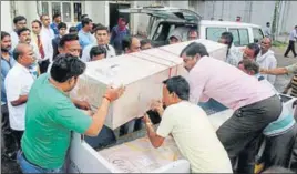  ?? PTI PHOTO ?? The bodies of Gulmarg cable car accident victims Jayant Andraskar, his wife Manisha and their daughters Janhvi and Anagha arrive at the airport in Nagpur on Monday.