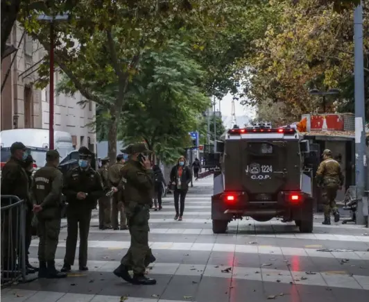  ??  ?? Carabinero­s reforzó la seguridad en la sede del Tribunal Constituci­onal, ubicado en la comuna de Santiago.