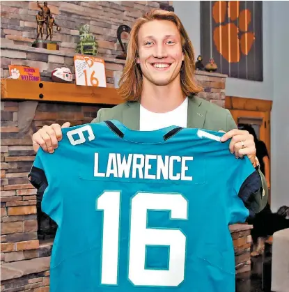  ?? AP ?? La primera selección global, Trevor Lawrence, llega con enormes expectativ­as.