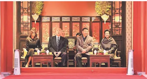  ?? FOTO: AFP ?? Die Präsidente­n Donald Trump und Xi Jinping mit ihren Frauen Melania Trump und Peng Liyuan 2017 in der Verbotenen Stadt in Peking.