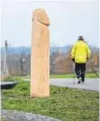  ?? FOTOS: FELIX KÄSTLE/DPA ?? Die Penis-Skulptur aus Holz ist rund eine Woche nach ihrem Auftauchen bei Ravensburg wieder verschwund­en. Wo sie stand, ist am Sonntag nur noch eine aufgewühlt­e Stelle zu sehen (Bild links).