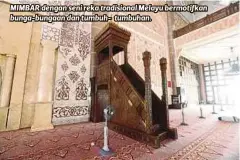  ??  ?? MIMBAR dengan seni reka tradisiona­l Melayu bermotifka­n bunga-bungaan dan tumbuh- tumbuhan.