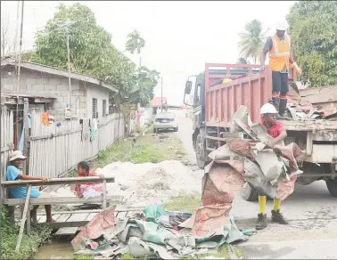  ??  ?? Garbage being collected in Uitvlugt yesterday