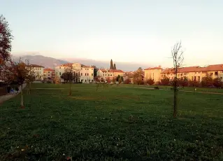  ??  ?? Da Sistemato rivitalizz­are il giardino Parolini e avviato l’iter per il parco Ragazzi del ‘99, ora si pensa al brolo di Palazzo Bonaguro