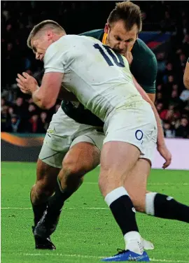  ??  ?? Ouch: England’s Owen Farrell takes on Ander Esterhuize­n in the final seconds of the match at Twickenham on Saturday