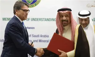  ??  ?? Rick Perry and Khalid Al Falih shake hands after signing a Memorandum of Understand­ing on carbon management between Saudi Arabia and the US in Riyadh on Monday.
— AFP