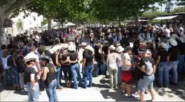  ?? (Photos A. B.) ?? Les amateurs de danse country ont attiré la foule, hier près du kiosque.