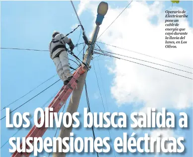  ?? LUIS FELIPE DE LA HOZ ?? Operario de Electricar­ibe pone un cable de energía que cayó durante la lluvia del lunes, en Los Olivos.