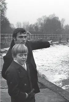  ?? ?? Gil Povey and 12-year-old Patrick Curley at the scene of their Boulters Weir drama in 1972. Ref:134187-1