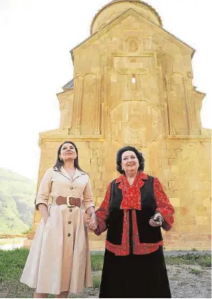  ?? Z. KHACHIKYAN ?? Montserrat Caballé, con su hija Montserrat Martí en Armenia