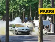  ??  ?? L’attentato alla moschea di Finsbury Park, il 18 giugno a tarda sera. Sotto, l’attacco sugli Champs-Élysées nel pomeriggio del giorno dopo. PARIGI