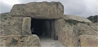  ?? Foto: Marco Schicker ?? Dolmen de Menga: Auf Tapas-Tour durch die Jungsteinz­eit.