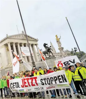  ?? BILD: SN/APA/AFP ?? In Wien wurde am Mittwoch erneut gegen CETA demonstrie­rt.