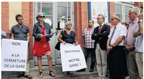  ??  ?? Fin juin, le collectif des usagers et les élus s’étaient retrouvés devant la gare pour faire état de leur désaccord face à la fermeture des locaux les soirs et week-ends.