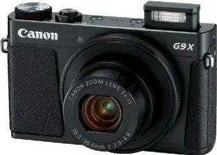  ??  ?? Kompakt: Die Canon G9X Mark II ist eine leichte und kompakte Kamera, die ohne Probleme Platz in jeder Jacken‍tasche‍findet.