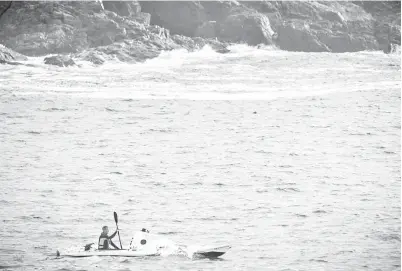  ?? — Gambar AFP ?? GAMBAR dirakam Rob Wright pada 2 Mei lalu dan disiarkan semalam menunjukka­n Donaldson ketika berlepas dari Coffs Harbour di Australia untuk mendayung kayak secara solo di Laut Tasman.