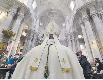  ?? LOURDES DE VICENTE ?? El obispo Zornoza se dirige al altar mayor durante el pontifical de Corpus del pasado año.