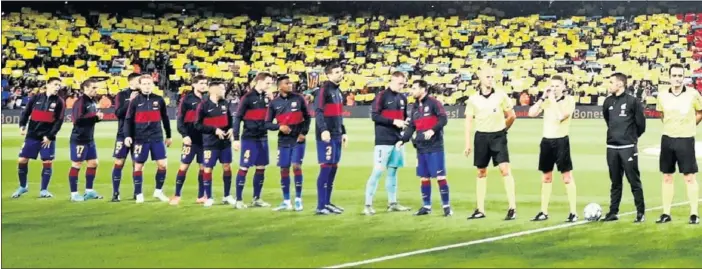  ??  ?? Los jugadores de Barcelona y Real Madrid posan en los instantes previos al partido del pasado 18 de diciembre, disputado en el Camp Nou.