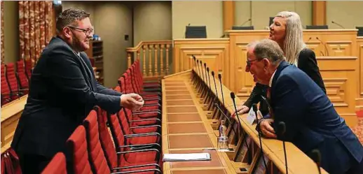  ?? Foto: Chris Karaba ?? Der Respekt zwischen Petitionär Steve Schmitz (links), Parlaments­präsident Fernand Etgen und der Präsidenti­n der Petitionsk­ommission, Nancy Arendt, war gestern erkennbar.