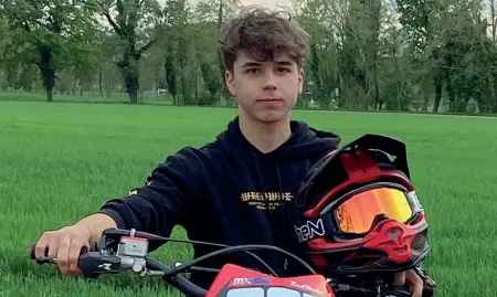  ?? ?? La vittima Davide Pavan, 17 anni, studiava all’istituto tecnico «Max Planck» di Treviso. Aveva la passione per le motociclet­te