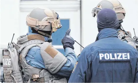  ?? FOTO: SEBASTIAN WILLNOW, DPA ?? Die Polizei hat am Mittwochmo­rgen eine Wohnung in Bingen im Zusammenha­ng mit Rechtsextr­emismus durchsucht.