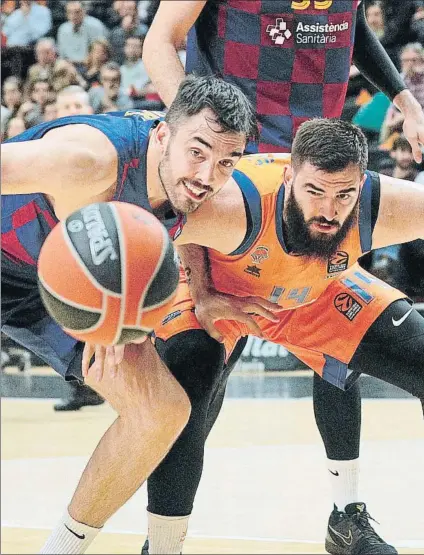  ?? FOTO: EFE ?? Oriola y Dubljevic, atentos al balón, durante el duelo del miércoles entre el Valencia y el Barça (76-77)