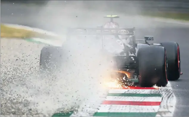  ??  ?? Valtteri Bottas toca la grava con el Mercedes en una de sus vueltas en la clasificac­ión del GP de Italia en Monza, de la que salió con la primera plaza para la carrera al esprint.