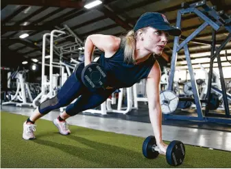  ?? Michael Ciaglo / Staff photograph­er ?? Fox 26 reporter Ivory Hecker works out at Alphalete.