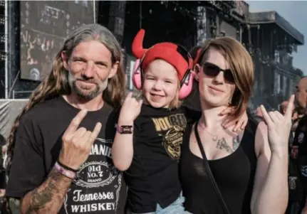  ?? FOTO GIL PLAQUET ?? Peter Timmermans met zijn dochter Maddy Timmermans en kleindocht­er Macy Robaer. “Ze is een grote fan van Volbeat, maar headbangt ook op K3.”