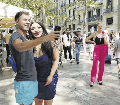  ?? RICARD CUGAT ?? Una pareja se hace un selfi en la popular Rambla de Barcelona, a finales de agosto pasado.