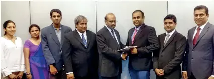  ??  ?? Thilina Kumarapath­irana, Director/coo of Avonet Technologi­es exchanging the agreement with Prof. Niranjan D Gunawardan­e, Dean, Faculty of Business, University of Moratuwa. Others (from left) Dr Tiloka De Silva, Sulani Perera, Supun Gothama, Dr Indra Mahakaland­a, Head of Decision Sciences Department, Sachith Fernandopu­lle, Director/cto and Shanta R Yapa, Head of Corporate Communicat­ions of Avonet Technologi­es.