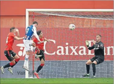  ??  ?? Javi Puado cabecea el centro de Embarba que se iba a convertir en el 0-1 para el Espanyol.