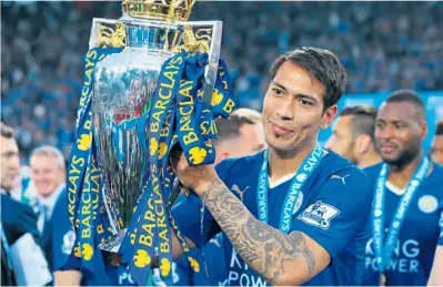  ??  ?? Leonardo Ulloa levanta el trofeo de la Premier League, tras ganarlo con el Leicester City en la temporada 2015-2016.