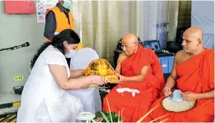  ??  ?? Chief Incumbent of the Abayaramay­a Temple, Ven. Muruththet­uwe Ananda Thero receives ata pirikara from Ms. Vidya Sivaraja, the first Sri Lankan to lead Fonterra Brands Sri Lanka.