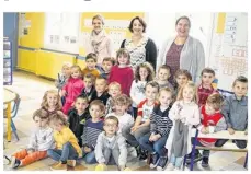  ??  ?? La nouvelle directrice de la Maternelle de Chéronvill­iers Claire Belhaire et les Atsem avec les élèves de moyenne et grande section