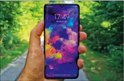  ??  ?? el elegante Xiaomi Mi Note 10 Lite tiene un aspecto de gama alta con su pantalla curva y encaja a la perfección en el papel de móvil premium.