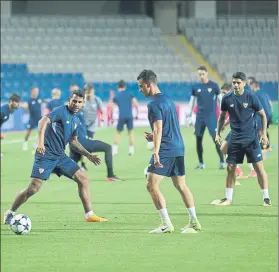  ?? FOTO: EFE ?? El Sevilla se prepara en Estambul Jugarán la ida de la fase previa de Champions