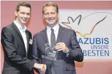  ?? FOTO: JENS SCHICKE ?? Lukas Hofbauer (links), der als Bundesbest­er die Ausbildung zum Koch abschloss, bei der Preisverle­ihung mit DIHK-Präsident Eric Schweitzer in Berlin.
