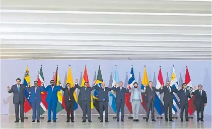  ?? AFP ?? De la mano. La foto de los líderes presentes, con Maduro, Lula y el argentino Fernández, entre otros.