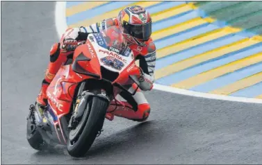  ??  ?? Jack Miller pilota la Ducati ayer durante los entrenamie­ntos libres del GP de Francia en Le Mans.