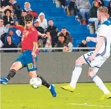  ??  ?? FURIA. Marco Asensio lideró ayer la ofensiva de la Roja, dirigida por Luis Enrique, quien apuesta a una profunda renovación.