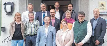  ?? FOTO: VERANSTALT­ER ?? Bundestags­abgeordnet­er Josef Rief (Zweiter von links, hinten) hat sich mit Vertretern der Unternehme­r-Initiative Bleiberech­t durch Arbeit und des IFF in Biberach getroffen.