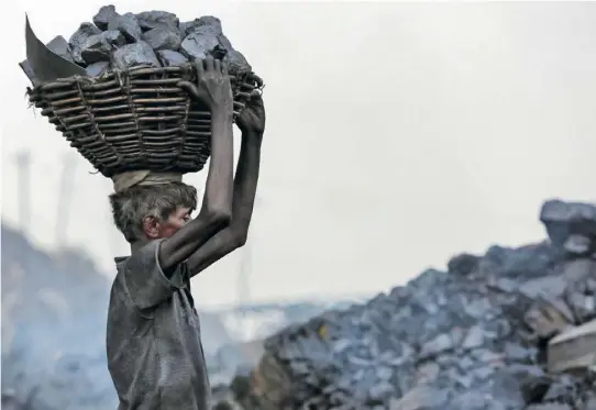  ?? Getty Images/AFP Contributo­r ?? Indien wird sich nur sehr langsam von der Kohle befreien.
