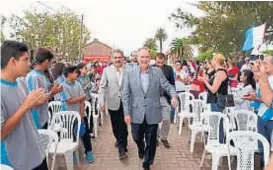  ?? (GOBIERNO DE CÓRDOBA) ?? Inicio de clases. El gobernador Juan Schiaretti, junto a Walter Grahovac, inauguró el ciclo escolar en la localidad de Arroyo Algodón.