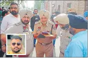  ?? SAMEER SEHGAL/HT ?? Cops investigat­ing the crime spot outside Khalsa College in Amritsar on Wednesday; and (inset) Lovepreet Singh, the deceased.