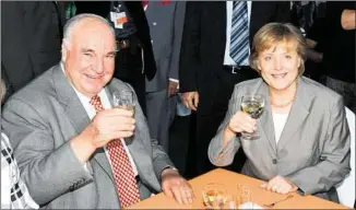  ??  ?? Helmut Kohl und Angela Merkel (62) bei einem Sommerfest im Juni 2005 in Berlin. Die Kanzlerin erreichte gestern die Nachricht von seinem Tod während einer Reise nach Rom.