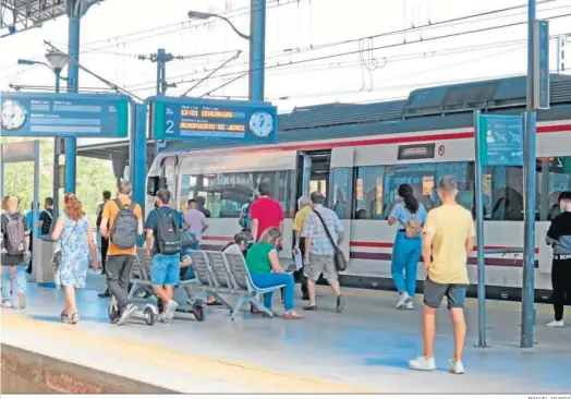  ?? MANUEL ARANDA ?? Un grupo de viajeros se apea de un tren de Cercanías a su llegada a la estación de Jerez.