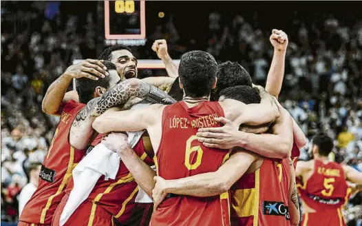  ?? FOTO: EFE ?? Los jugadores de la selección española, celebrando ayer la victoria ante Alemania que les da el pase a la gran final del Eurobasket