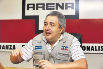  ??  ?? Listado. Ricardo Martínez, director de la CEN, dijo que el lunes tendrán consolidad­o de quiénes dejaron cargos.